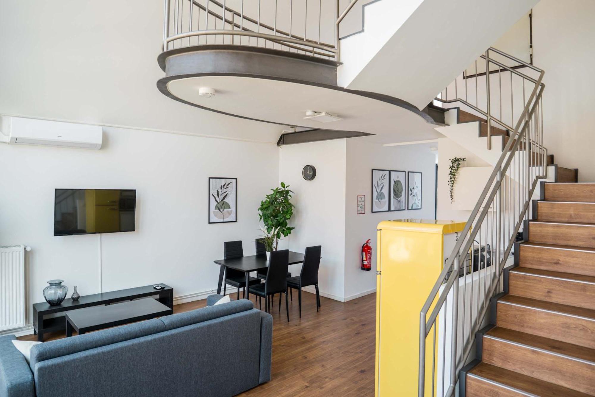 Fantastic Loft With Balcony Apartment *